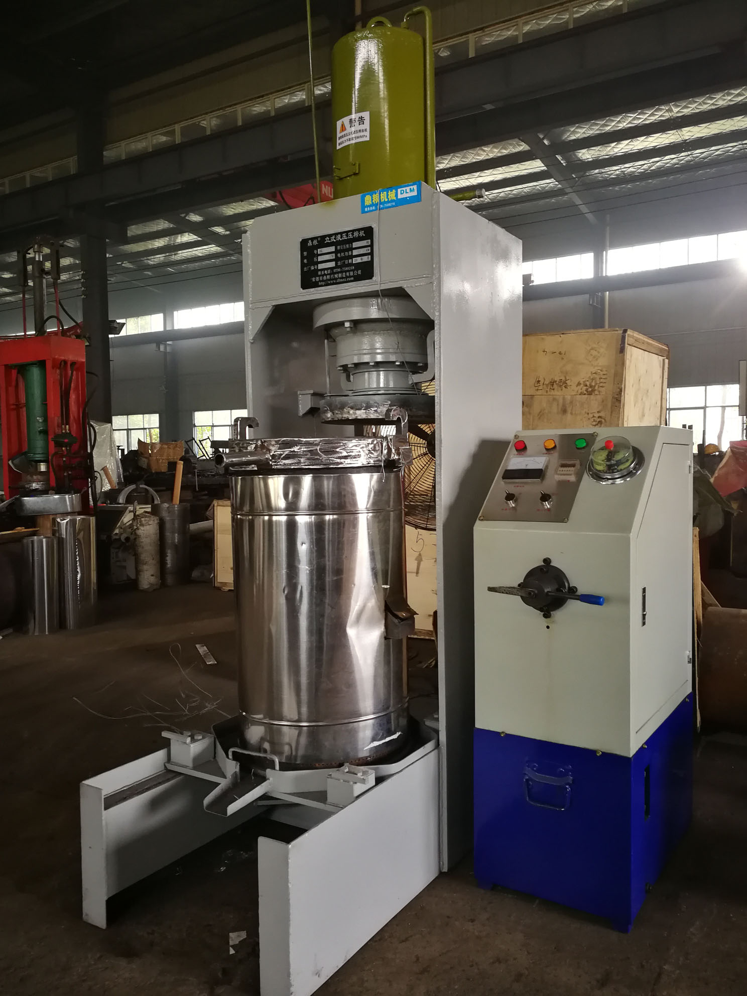 不銹鋼超高壓立式液壓壓榨機(jī)，果汁壓榨機(jī)，果渣壓榨機(jī)，藥材壓榨，油渣處理，白土壓榨